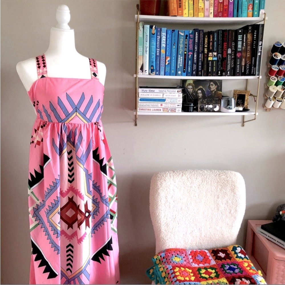 Geometric Breezy patterned dress with side zipper.